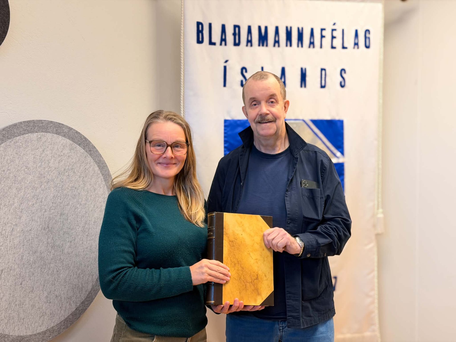 Sigurjón M. Egilsson afhendir Sigríði Dögg Auðunsdóttur innbundin tölublöð háðsádeilutímaritsins Spe&hellip;