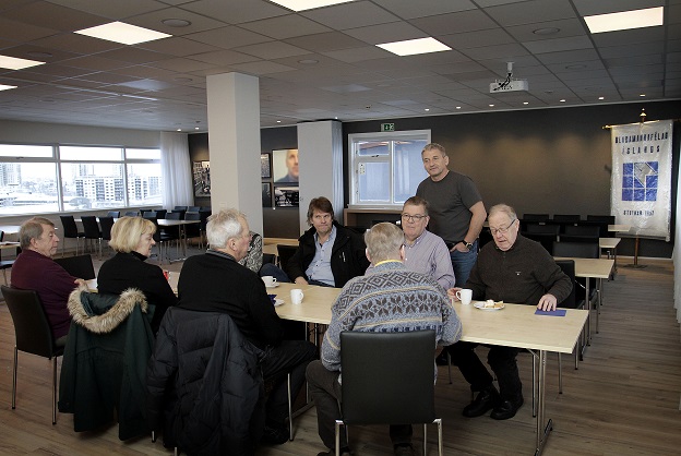 Hér má sjá Hjálmar Jónsson formann BÍ og nokkra gamla félagsmenn ræða málin í nýja salnm á dögunum e…