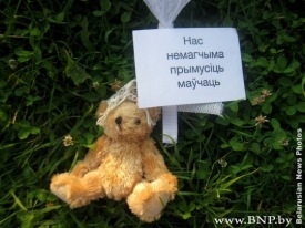 Hér má sjá bangsa sem hent var niður úr flugvélinni sem rauf lofthelgina.