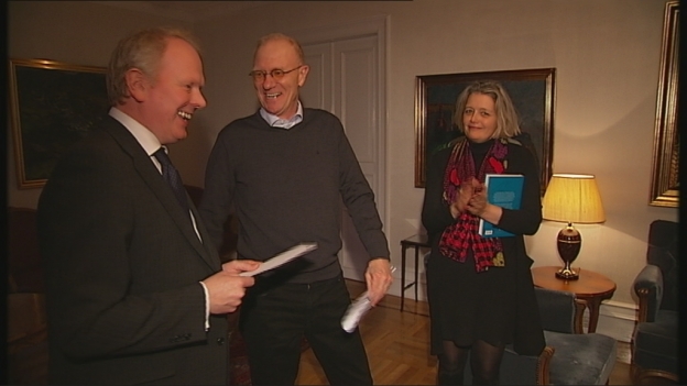 Illugi Gunnarsson afhendir Brodda Broddasyni viðurkenninguna í dag. Mynd:ruv.is