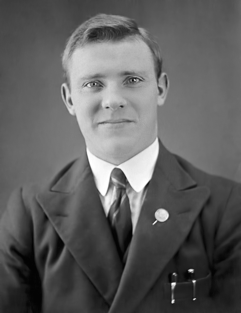 Grímur Sigurðsson, útvarpsvirkjameistari, er hér á svipuðum aldri og hann var þegar hann horfði fyrs…