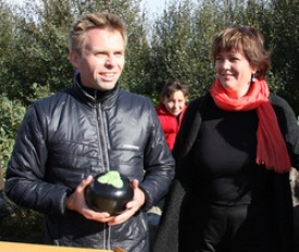 Rúnar tekur við verðlaununum frá Svandísi Svavarsdóttur unhverfisráðherra.