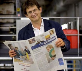 Alan Rusbridger, með prentútgáfu Guardian í höndunum