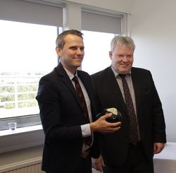 Magnús Geir útvarpsstjóri tekur við verðlaununum frá  Sigurði Inga umhverfisráðherra í fyrra.