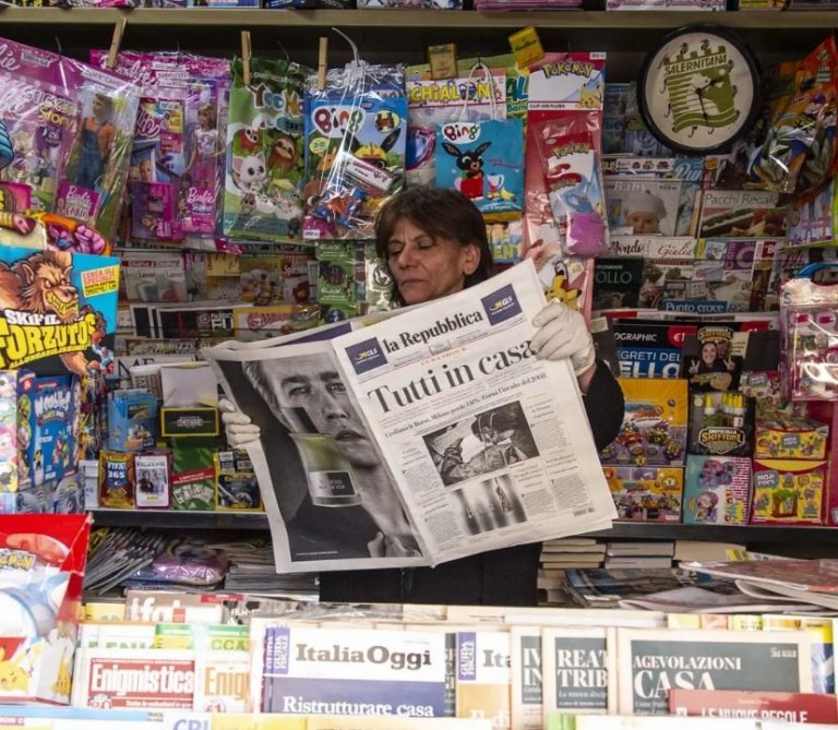 Blaðsölustandur á Ítalíu. Evrópusamtök blaðamanna (EFJ) lýsa yfir áhyggjum sínum á stöðu blaðamennsk…