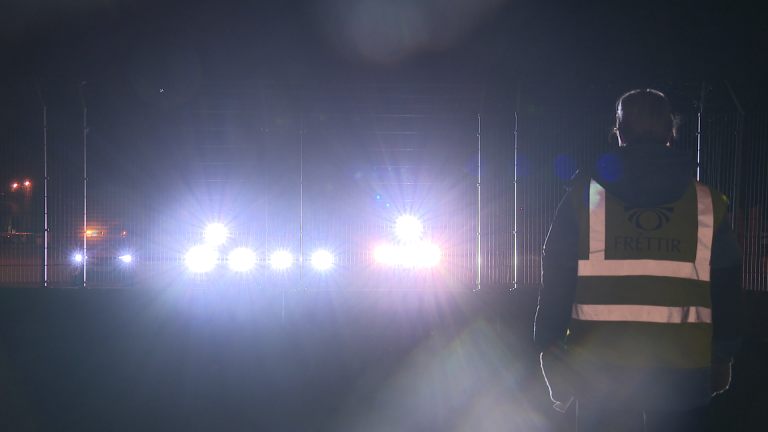 Mynd/„grabb“ úr upptöku Kristjáns Þórs Ingvarssonar, myndatökumanns RÚV, af vettvangi á Keflavíkurfl…