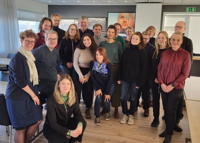 Fyrsti námskeiðshópur NJC í loftslagsmálablaðamennsku í húsnæði BÍ í dag. Sigrún Stefánsdóttir lengs…