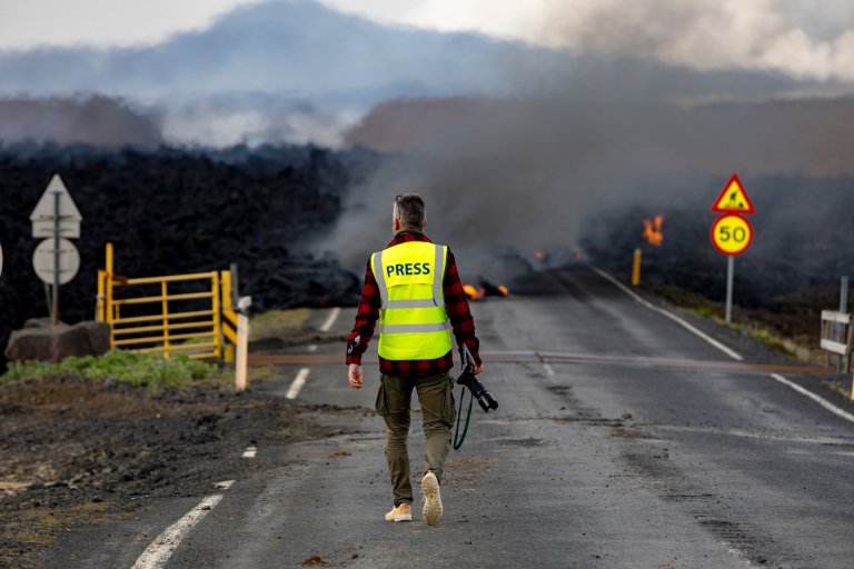 Mynd af Golla blaðaljósmyndara á hættusvæði, tekin af Hilmari Braga Bárðarssyni hjá Víkurfréttum
