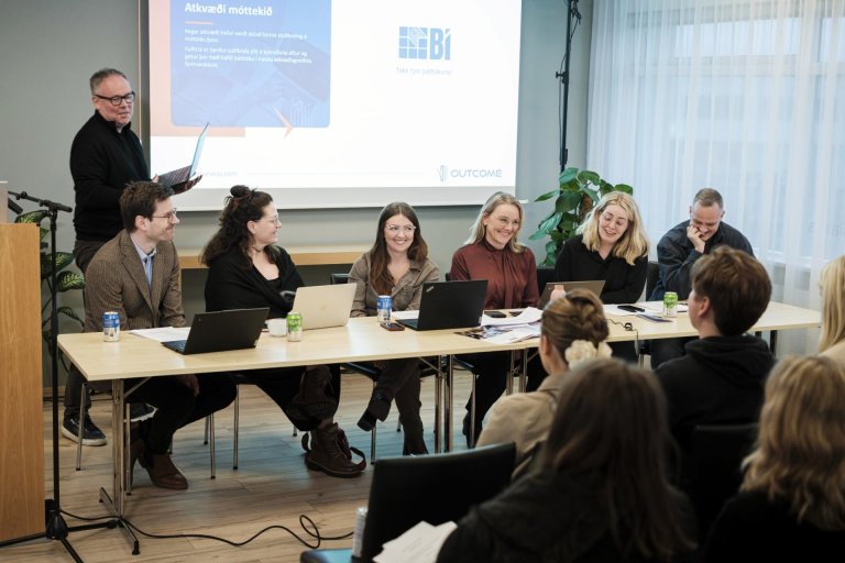 Farið yfir rafrænar atkvæðagreiðslur á aðalafundi. Mynd: Golli