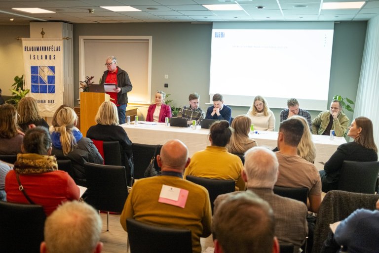 Frá aðalfundi BÍ 16. apríl. Pálmi Jónasson kynnir skýrslu Siðanefndar. F.v. við borðið eru Sigríður …