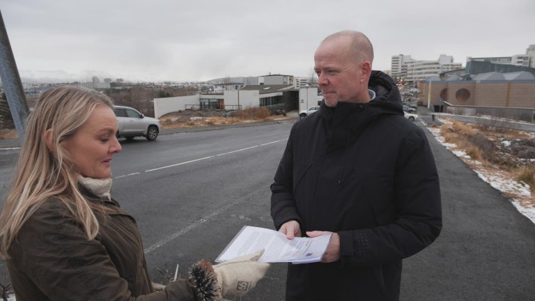 Sigríður Dögg, formaður BÍ, afhendir Arnari Þór áskorun félagsins
