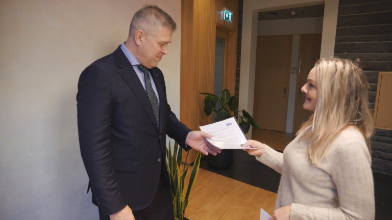 Sigríður Dögg, formaður BÍ, afhendir Bjarna Benediktsson, formanni Sjálfstæðisflokksins, áskorun stj…