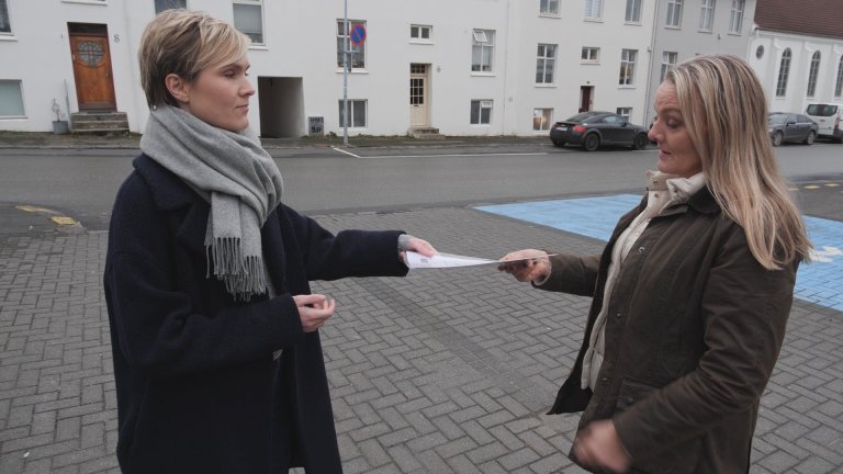 Sigríður Dögg, formaður BÍ, afhendir Kristrúnu Frostadóttur, formanni Samfylkingarinnar, áskorun Bla…