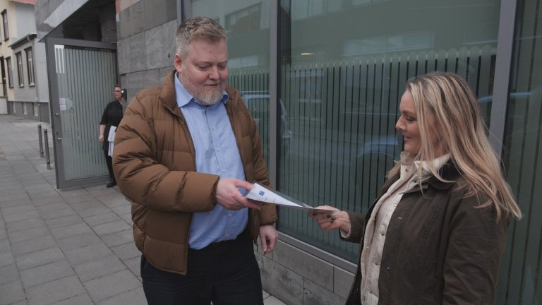 Sigríður Dögg, formaður BÍ, afhendir Sigmundi Davíð, formanni Miðflokksins, áskorun stjórnar fyrir a…