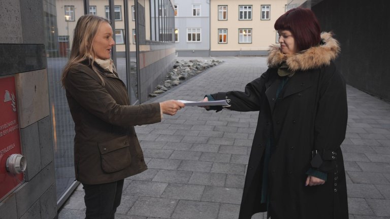 Sigríður Dögg, formaður BÍ, afhendir Þórhildi Sunnu, þingflokksformanni Pírata, áskorun stjórnar um …