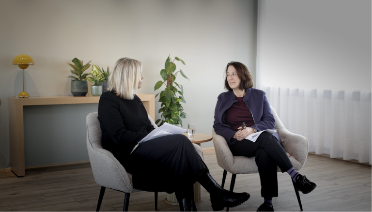 Helga Arnardóttir ræddi við Anya Schiffrin um hvernig koma megi blaðamennsku til bjargar í breyttum …