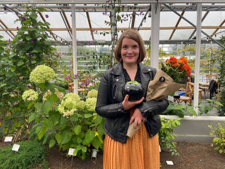 Arnhildur Hálfdánardóttir með verðlaunagripinn, jarðarberið. (Mynd: Uumhverfis- og auðlindaráðuneyti…