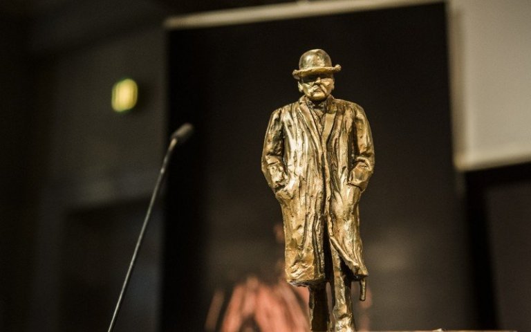 Verðlaunin eru kennd við blaðamanninn Henrik Cavling (1858-1933) og voru veitt í fyrsta sinn 1944.