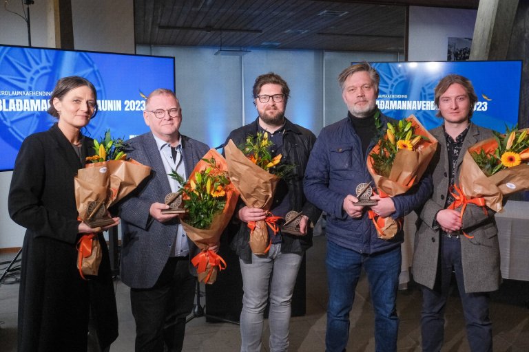 Verðlaunahafar Blaðamannaverðlauna ársins 2023. Frá vinstri: Margrét Marteinsdóttir, Heimir Már Pétu…