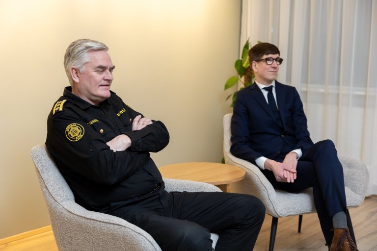 Úlfar Lúðvíksson lögreglustjóri og Flóki Ásgeirsson lögmaður BÍ ræddu aðgengismál fjölmiðla við féla…