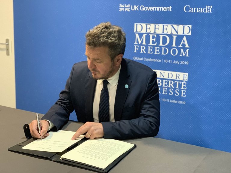 Guðlaugur Þór undirritar yfirlýsinguna