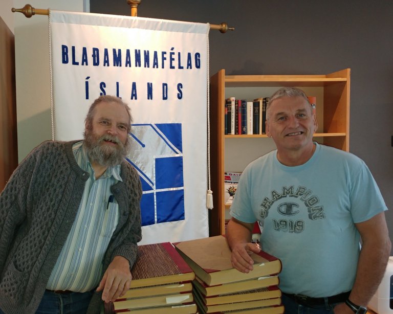 Sigurður G Tómasson færir Hjálmari Jónssyni formanni BÍ innbundna alla árganga Helgarpóstsins. 
Myn&hellip;