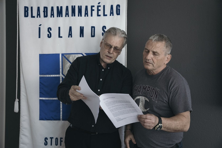 Á myndinni tekur Hjálmar Jónsson formaður BÍ við skýrslunni úr hendi Ögmundar Jónassonar, fyrrverand…
