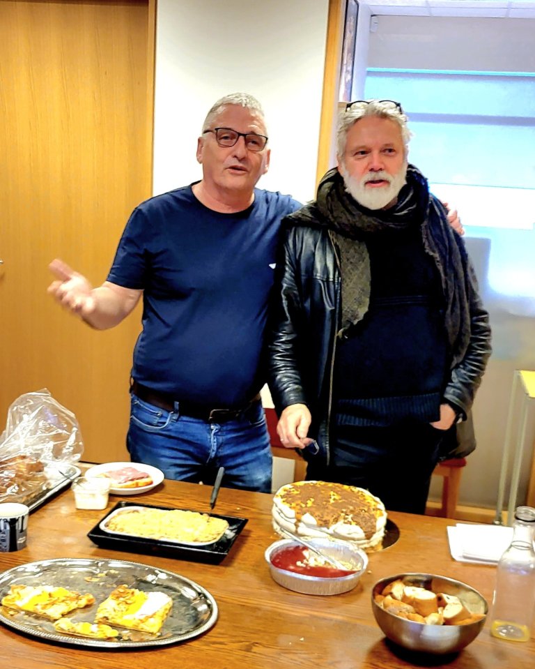 Hjálmar Jónsson, framkvæmdastjóri BÍ, óskar Árna Sæberg til hamingju með 40 ára starfsafmælisáfangan…