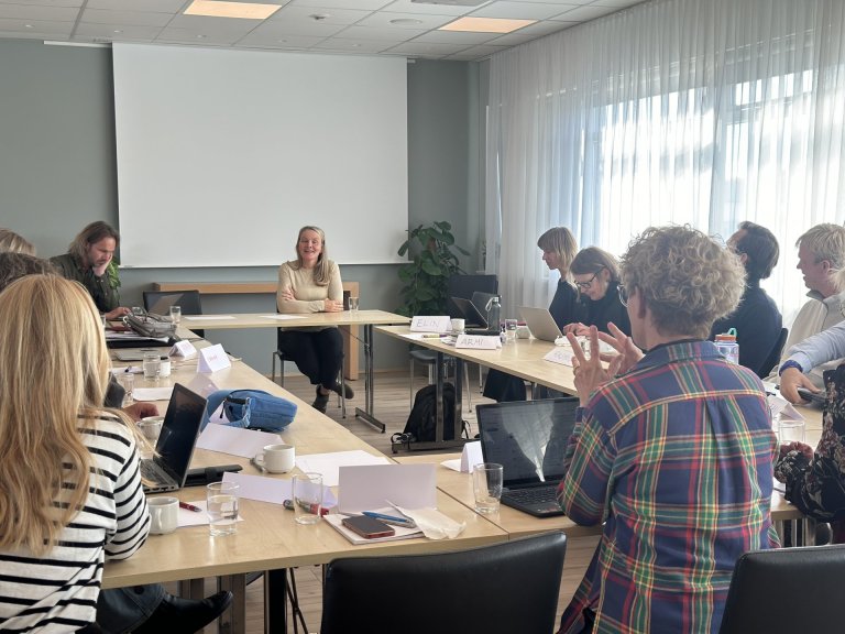 Sigríður Dögg, formaður BÍ, ræðir við þátttakendur um stöðu fjölmiðla á Íslandi