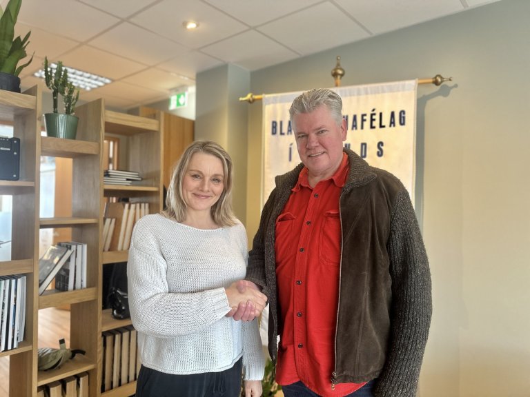 Sigríður Dögg Auðunsdóttir, formaður BÍ, og Pálmi Jónasson, sonur Jónasar