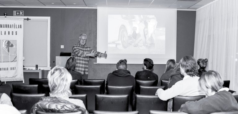 John Moore talar á fundinum með blaðaljósmyndurum.  Mynd/Hulda Margrét