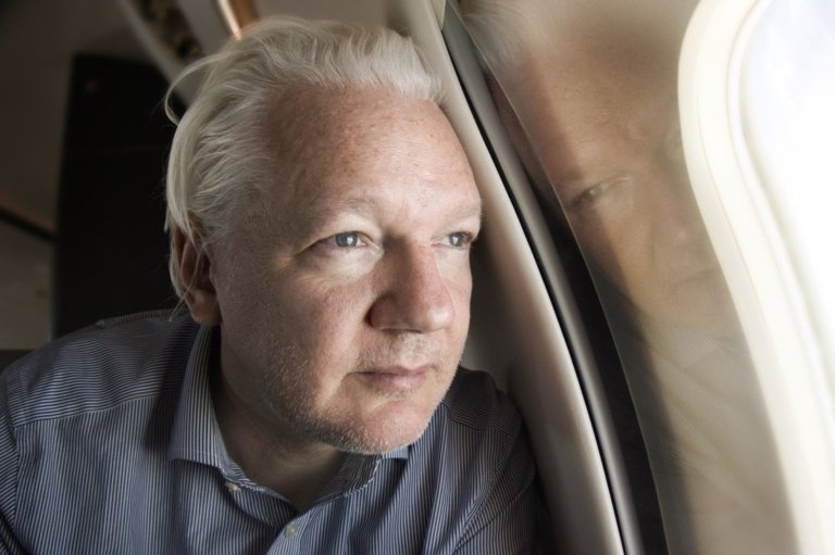Julian Assange á leið til Maríana-eyja. Mynd/Wikileaks/