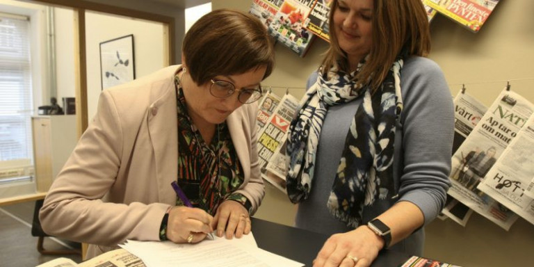 Skrifað undir samning lausamanna (free lance).
Mynd: Glenn Slydal Johansen