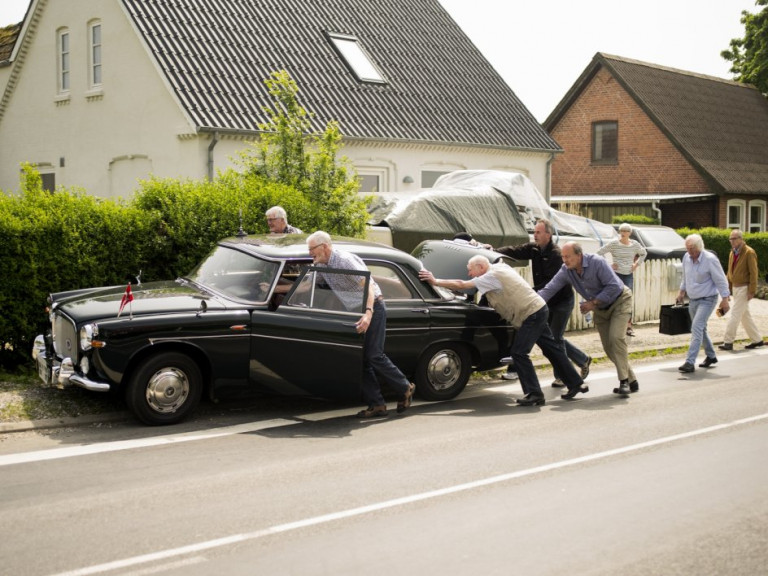 Ein myndanna úr myndröð Politiken. Í myndatexta var nefnt að bílaflotinn á svæðinu væri gamall.