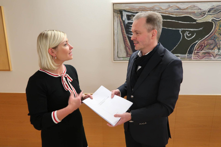 Björgvin Guðmundsson afhendir Lilju Alfreðsdóttur skýrsluna.

(Mynd: menntamálaráðuneytið)