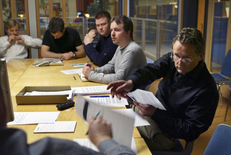 Frá ritstjórnarfundi í Kringlunni í október 2003. Sigtryggur útdeilir verkefnum. Á myndinni eru einn…