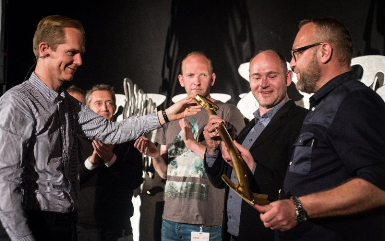 Christian Jensen ritstjóri Information sést hér afhenda gylltu stunguskólfuna fyrir 2013 til vinning…