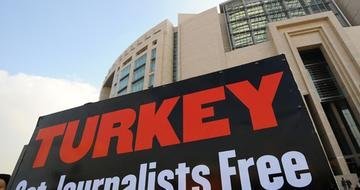 Mikill fjöldi tyrkneskra blaðamanna hefur verið fangelsaður eða orðið að sæta öðrum ofsóknum undanfa&hellip;