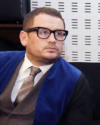 Konum stefnt vegna ummæla í 