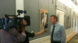 Kollegi myndatökumanns TV2 hjá DR smellti mynd af viðtalinu fræga.