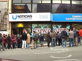 Starfsmenn hafa yfirtekið ritstjórnarskrifstofur og mótmæla uppsögnum