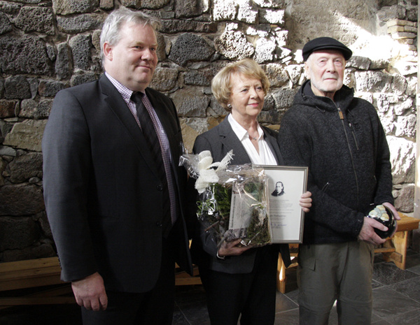 Vinningshafarnir Páll Steingrímsson og Vigdís Finnbogadóttir ásamt Siguði inga Jóhannssyni umhverfis…