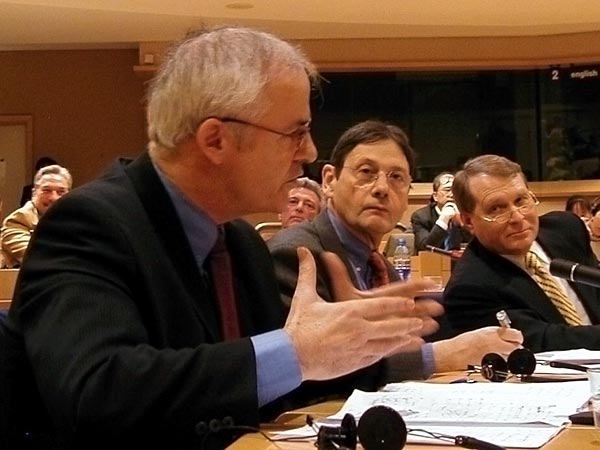 Aidan White er annar þeirra sem tekur þátt í  umræðunni í dag.